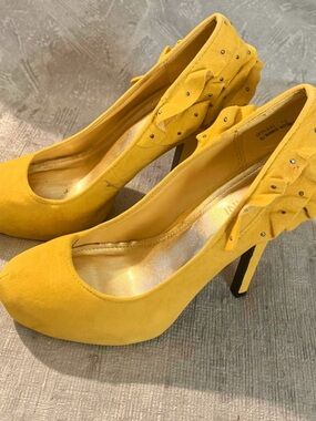 Bertinni Yellow Suede Floral Accent High Heels Size 7.5